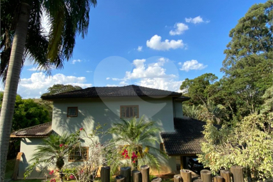 Casa à venda com 5 quartos, sendo 2 suítes, no condomínio Capela do Barreiro, Itatiba - SP