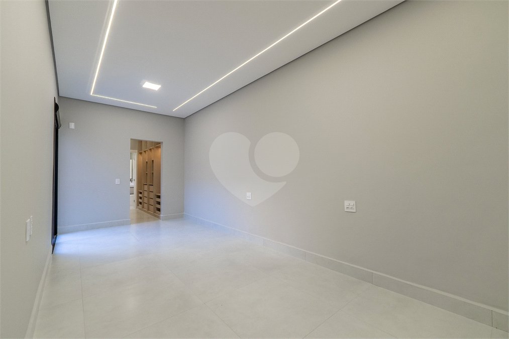 Indaiatuba - SP - Condominio Dona Lucilla - Valor R$2.295.000,00 - 3 suítes + escritório + lavabo - Terreno: 300m2 - Construção: 188m2 - Diferenciais - Móveis planejados no escritório, sala de TV, lavabo, cozinha, área gourmet, lavanderia, banheiros e closet - Ar condicionado em todos os ambie