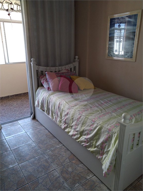 Apartamento duplex, espaçoso, ensolarado. Ideal para uma bela modernização.