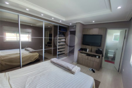 Sobrado à venda com 3 quartos, sendo 2 suítes,  em Vila Pires, Santo André, SP