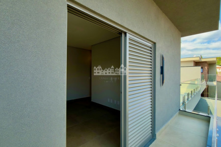 Casa à venda no bairro Loanda em Atibaia com 3 suítes e terraço solarium