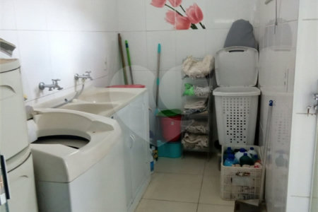 Sobrado com 2 dormitórios.