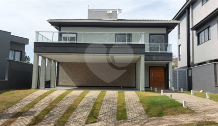 Casa à venda com 3 suítes no condomínio Figueira Garden, Atibaia - SP