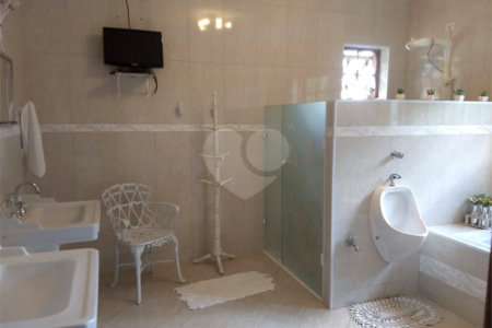 Casa à venda com 4 quartos, sendo 2 suítes, em Vila Petrópolis, Atibaia, SP