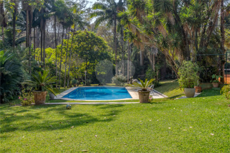Casa à venda com 6 quartos, sendo 2 suítes, no condomínio Chácara Flora, São Paulo - SP