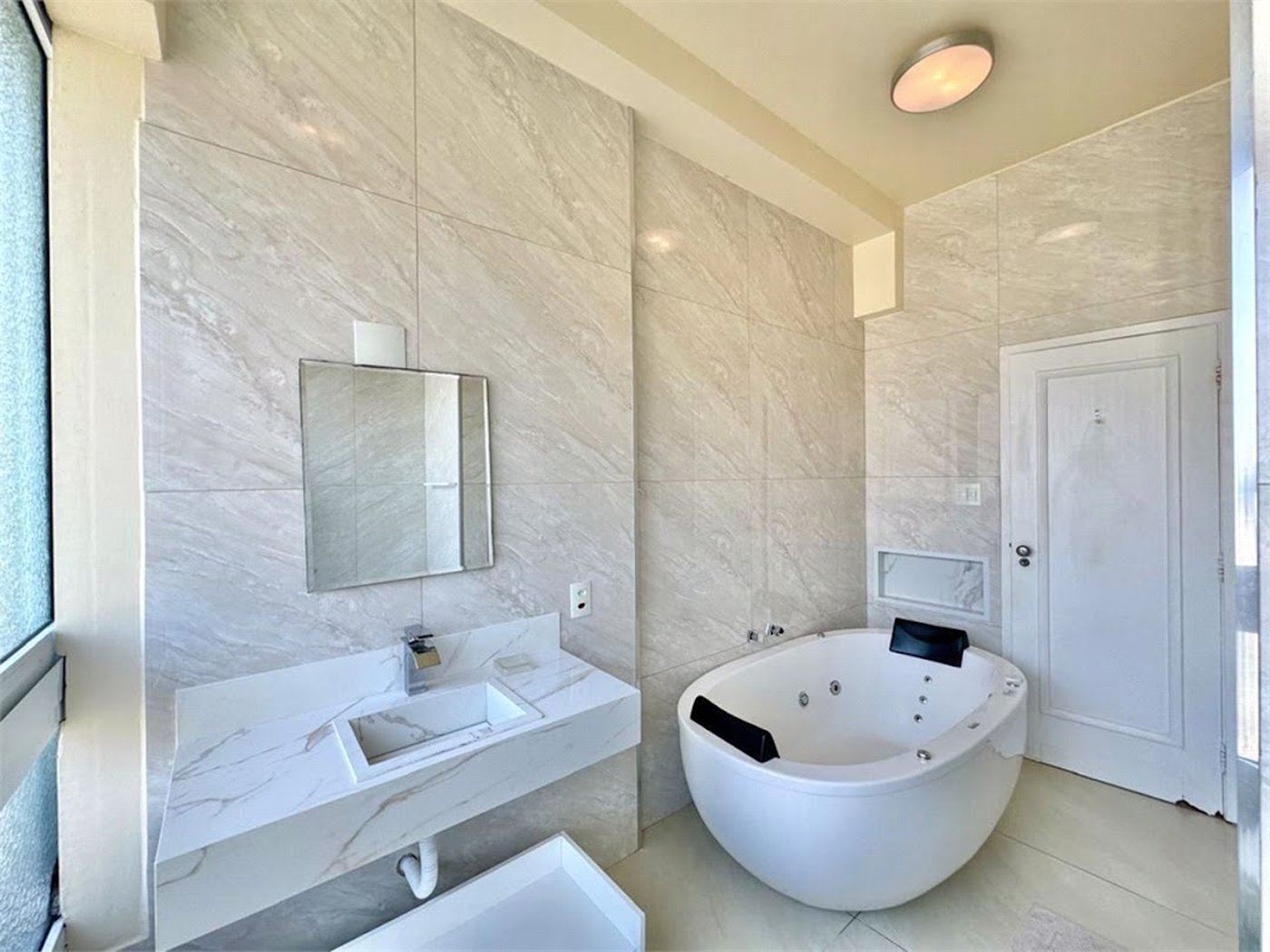 Apartamento Residencial à venda, Pitangueiras, Guarujá - AP0768.