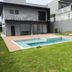 Casa à venda com 4 suítes no condomínio Figueira Garden, Atibaia - SP
