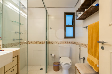 Apartamento à venda com 3 quartos, sendo 1 suíte, em Moema, São Paulo, SP
