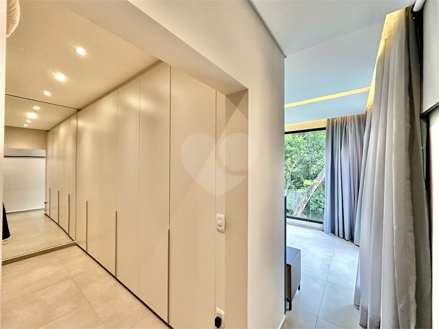 Casa à venda com 3 suítes no condomínio Reserva Santa Maria, Jandira - SP