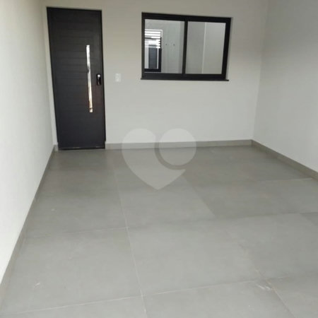 Casa térrea a venda no Jd Sabias! 2 dormitórios sendo 1 suíte com 1 vaga de garagem - Forro de drywall - Água fria e quente - Porcelanato 80x80 na casa toda - Esquadrias pretas - Marmoraria toda em pedra preto negresco - Portão automático -Jardim dos Sabiás tem rápido acesso para rodovia