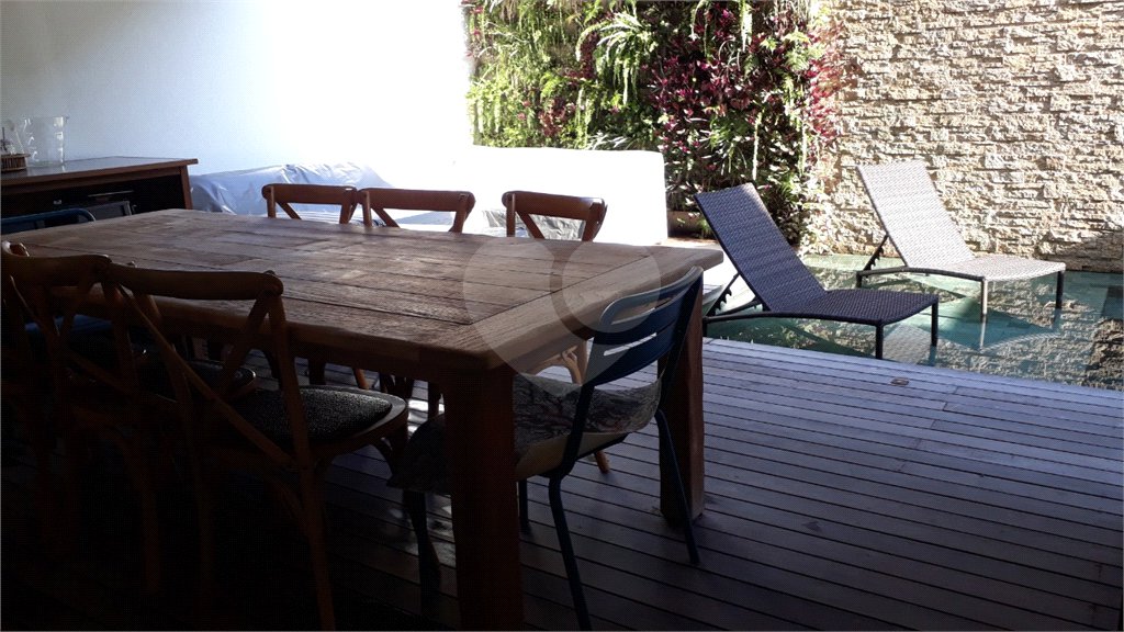 Casa à venda com 4 quartos, sendo 3 suítes, no condomínio Residencial Vila Esmeralda, São Sebastião - SP