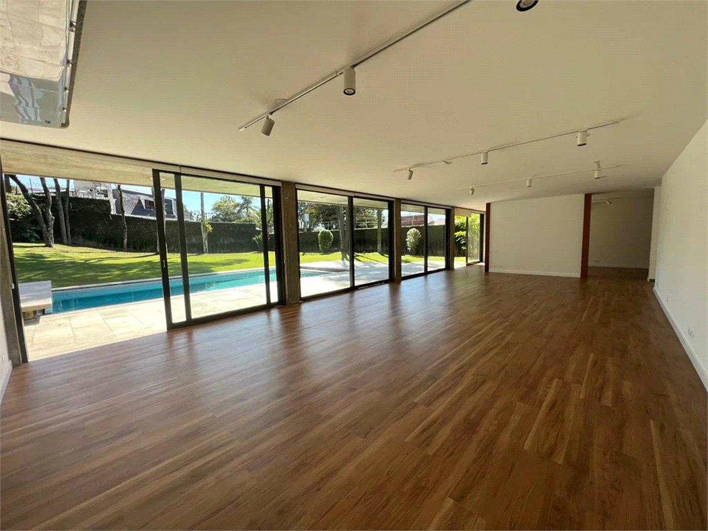Sobrado para alugar com 5 quartos, sendo 4 suítes, em Jardim Everest, São Paulo, SP