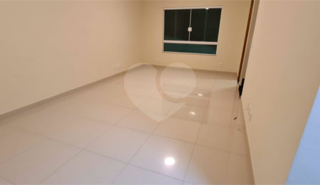 Casa à venda com 3 quartos, sendo 1 suíte, no condomínio Alvorada Parque Vitória, São Paulo - SP