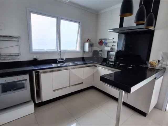 Casa à venda com 5 quartos, sendo 2 suítes,  no condomínio Floradas da Serra, São Paulo - SP