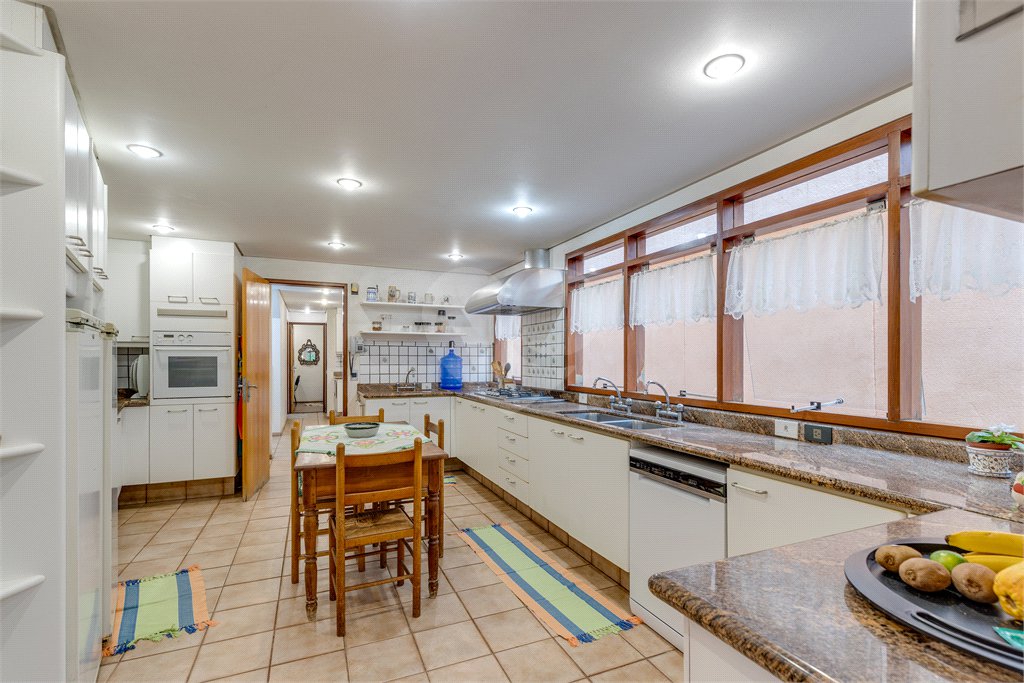 Casa à venda com 5 quartos, sendo 4 suítes, em Alto da Boa Vista, São Paulo, SP