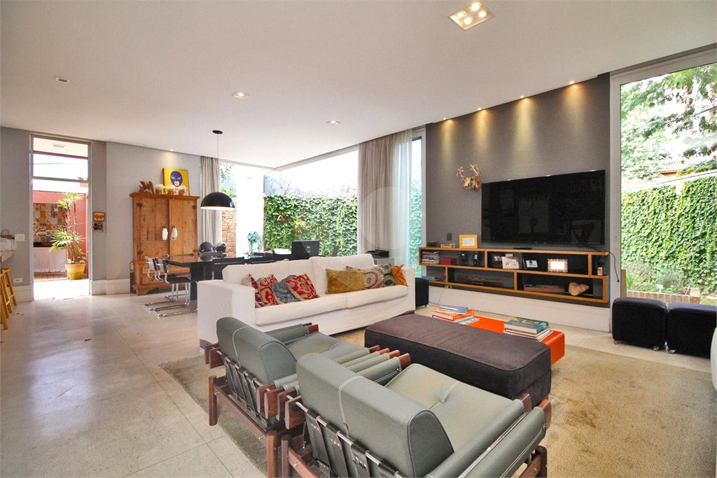 Casa à venda com 3 quartos, sendo 1 suíte, em Vila Mariana, São Paulo, SP