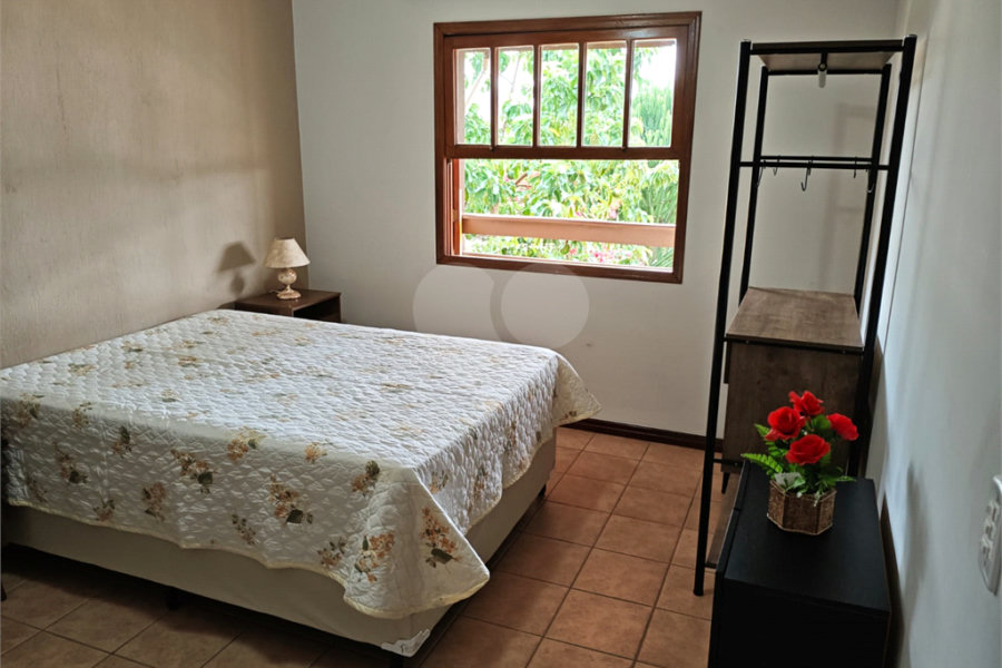 Casa à venda com 4 quartos, sendo 2 suítes,  em Country Residencial Felix, Bom Jesus dos Perdões, SP