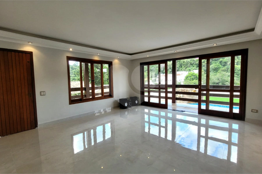 Casa à venda com 5 quartos, sendo 3 suítes, no condomínio Alpes da Cantareira, Mairiporã - SP