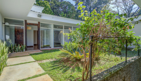 Casa para alugar com 5 quartos, sendo 3 suítes,  no condomínio Chácara Flora, São Paulo - SP