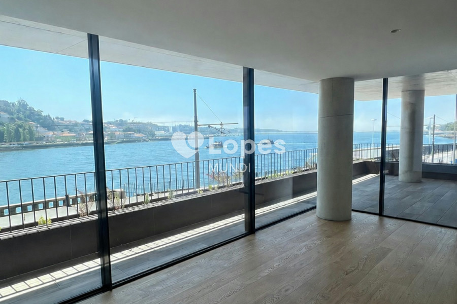 Apartamento T4 à venda em Lordelo do Ouro, Porto, Portugal – 240 m²