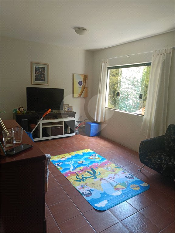 Casa à venda com 4 quartos, sendo 2 suítes, no condomínio Residencial Parque Cerros Verdes, Mairiporã - SP