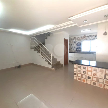 Casa à venda com 3 quartos, sendo 1 suíte, no condomínio Apeu, São Paulo - SP