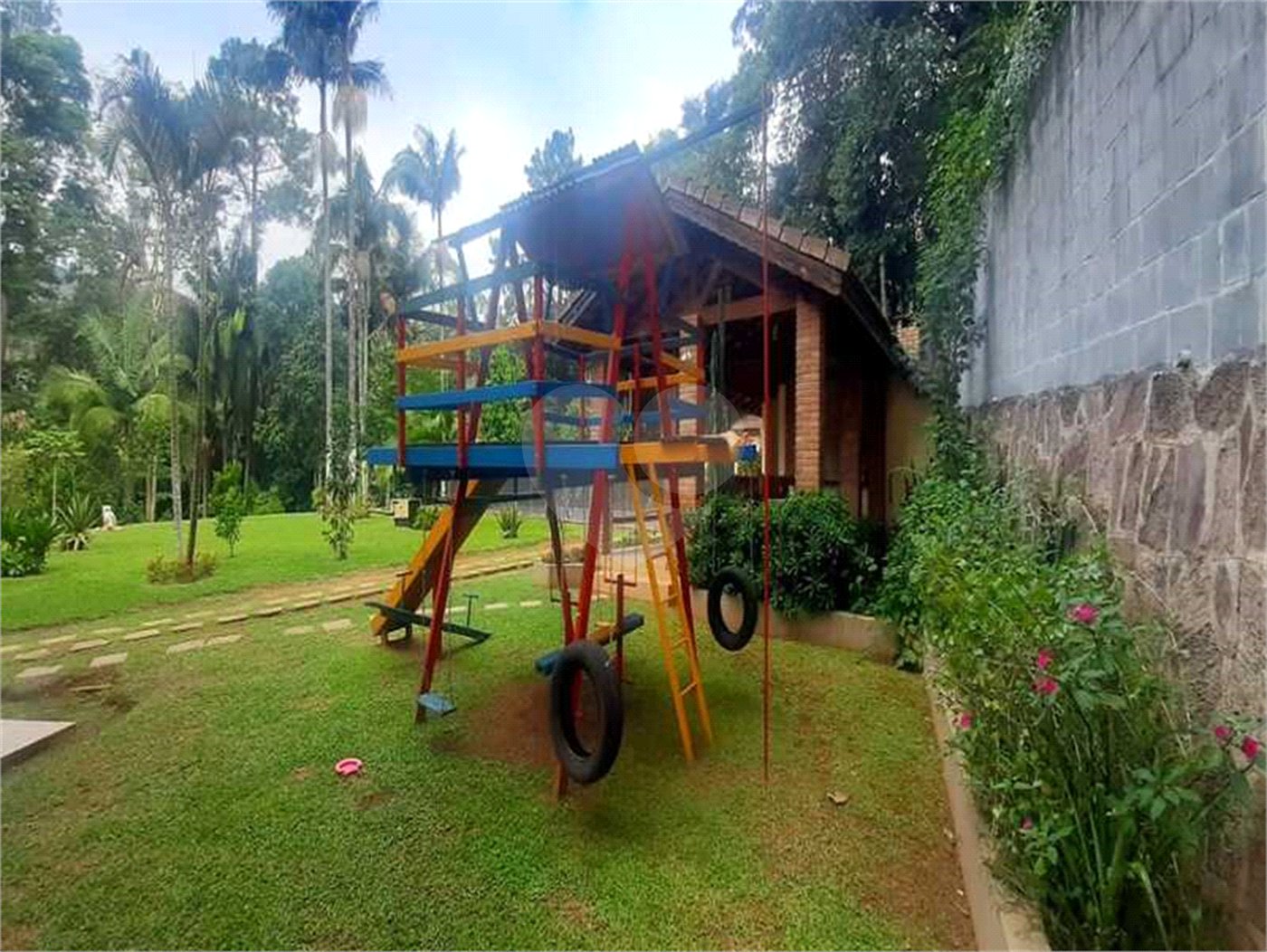 Sobrado à venda com 4 suítes em Serra da Cantareira, Mairiporã, SP