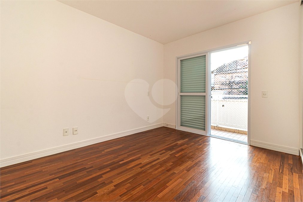 Casa à venda com 4 quartos, sendo 2 suítes, no condomínio Vila das Andorinhas, São Paulo - SP