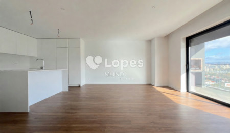 Apartamento T3 à venda em Águas Santas, Maia, Portugal – Varanda e garagem
