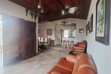 Casa à venda com 4 quartos, sendo 1 suíte, em Indaiá, Caraguatatuba, SP