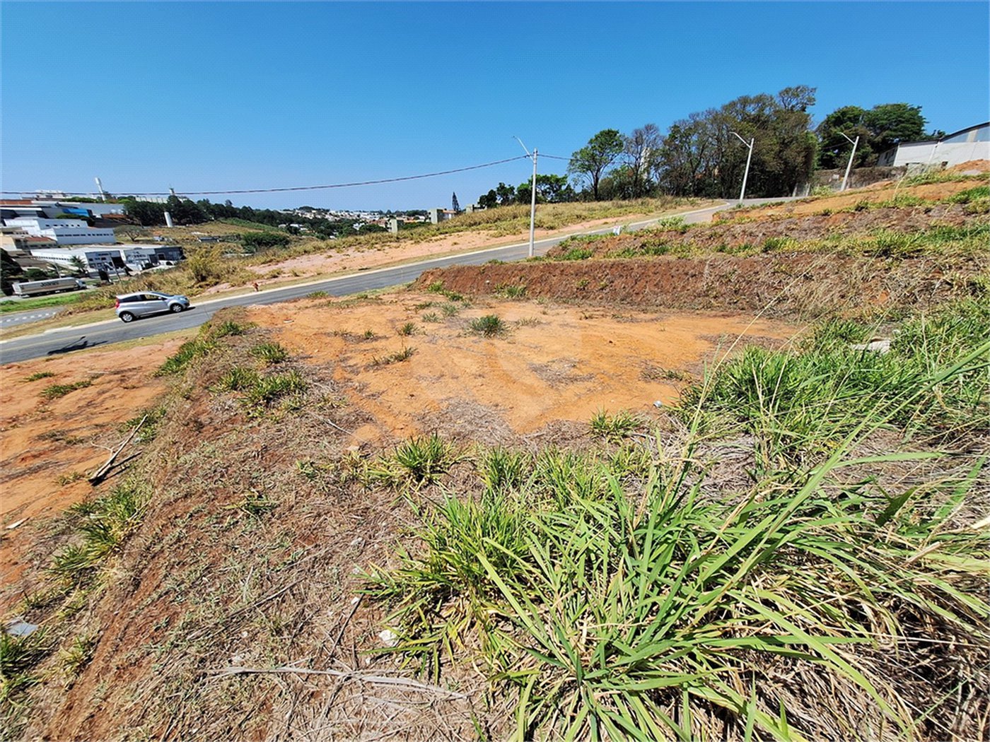 Terreno à venda com 1 suíte no condomínio Comercial Independência, Vinhedo - SP