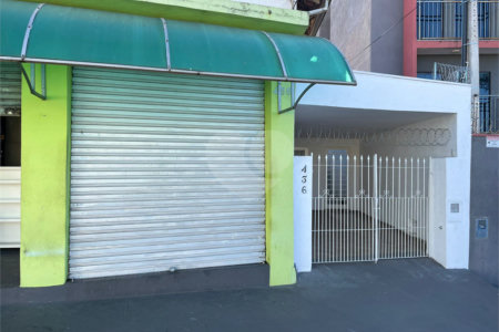Casa térrea e salão comercial a venda no Jardim Bandeirantes.