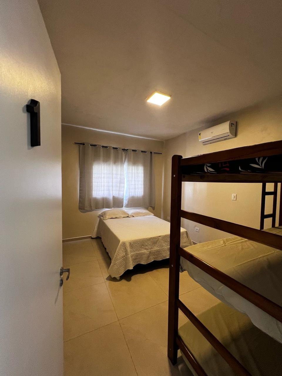 Casa à venda com 8 quartos, sendo 2 suítes, em Flórida, Praia Grande, SP