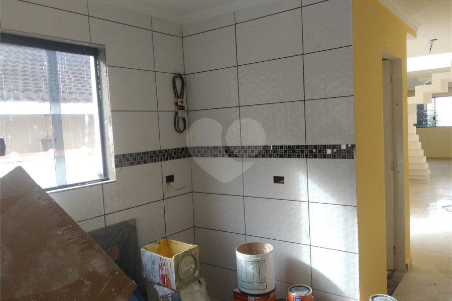 Casa à venda com 3 quartos, sendo 1 suíte,  no condomínio Nair Ramos Shuring, São Paulo - SP