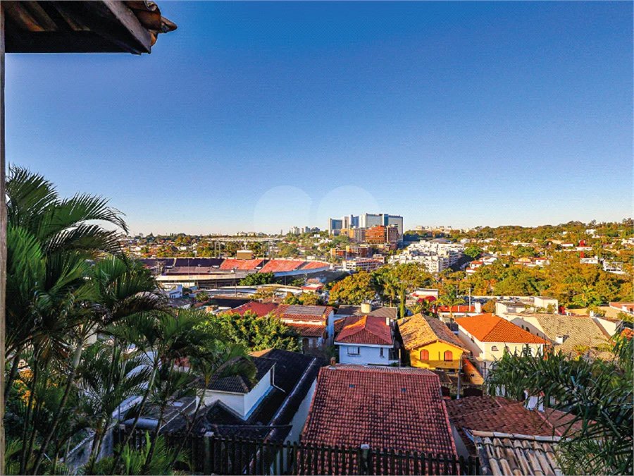 Sobrado à venda com 3 quartos, sendo 1 suíte,  em Jardim Leonor, São Paulo, SP