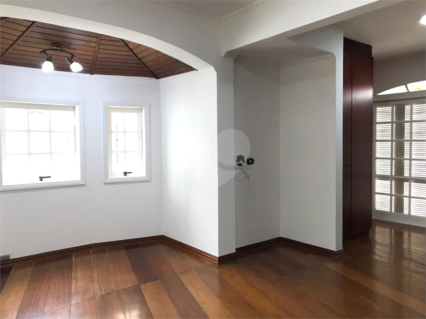 Sobrado à venda com 4 quartos, sendo 3 suítes, em Alto da Boa Vista, São Paulo, SP