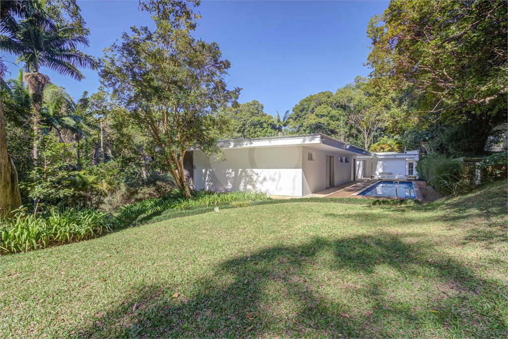 Casa para alugar com 5 quartos, sendo 3 suítes, no condomínio Chácara Flora, São Paulo - SP
