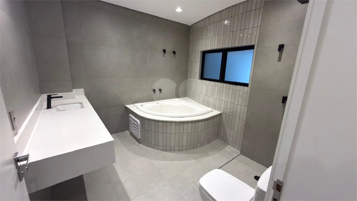 Sobrado de alto padrão no Swiss Park, totalmente reformado, com 4 suítes, piscina, elevador, espaço gourmet, 4 vagas e condomínio com lazer completo.