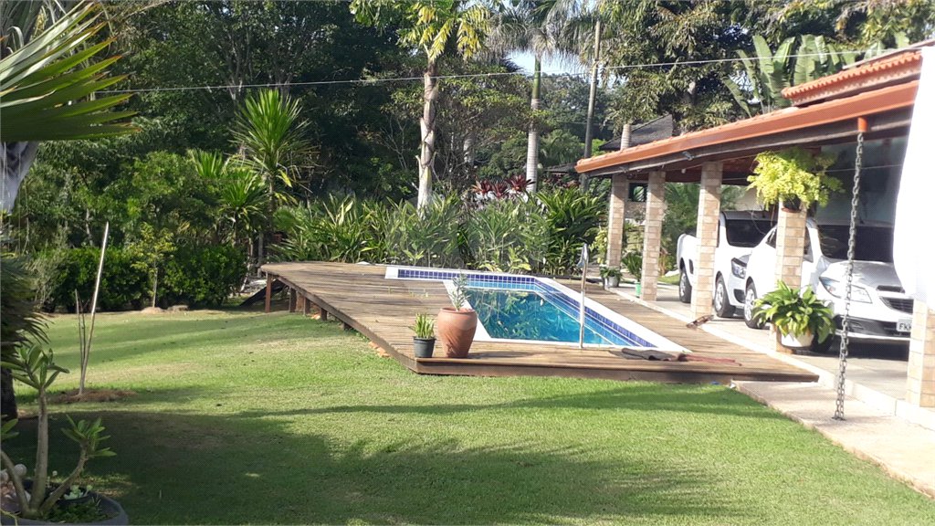 Casa à venda com 5 quartos, sendo 1 suíte, no condomínio Village da Serra, Araçoiaba da Serra - SP