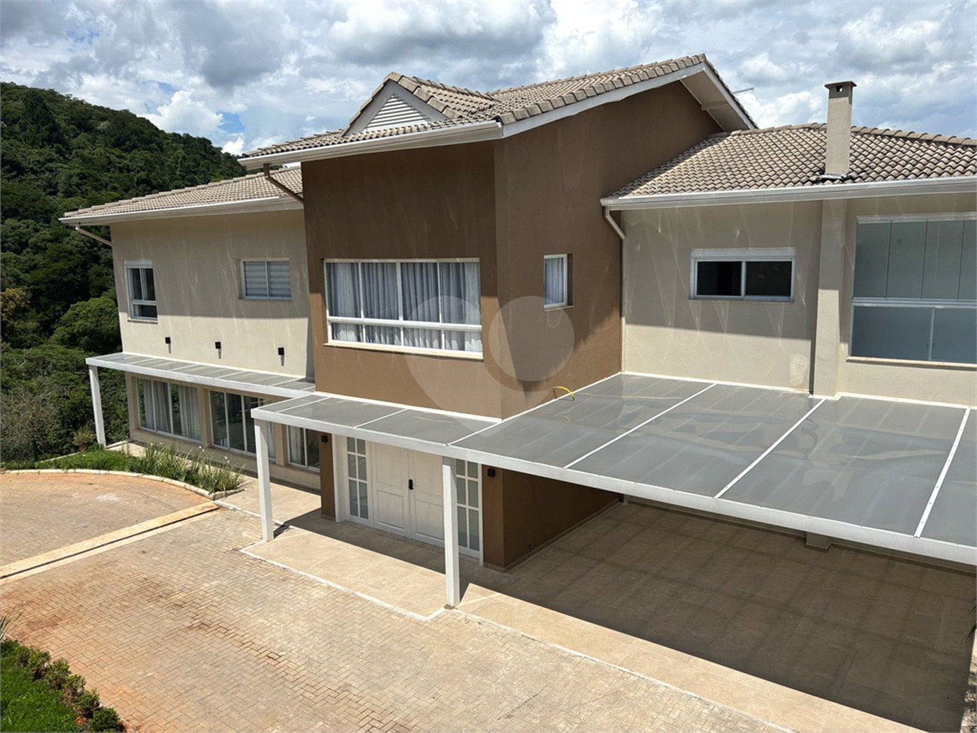 Casa à venda ou para alugar com 5 suítes no condomínio Quebec Villie, São Roque - SP