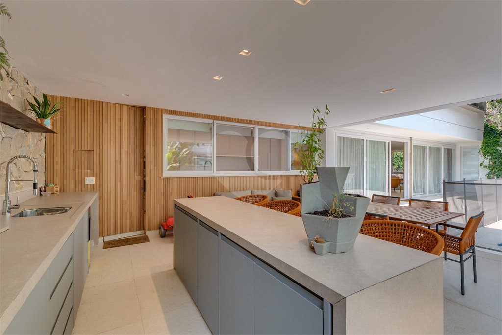 Casa à venda com 3 suítes no condomínio Residencial Canumã, São Paulo - SP