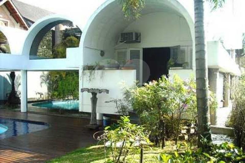 Sobrado à venda com 4 quartos, sendo 3 suítes,  em Alto da Boa Vista, São Paulo, SP