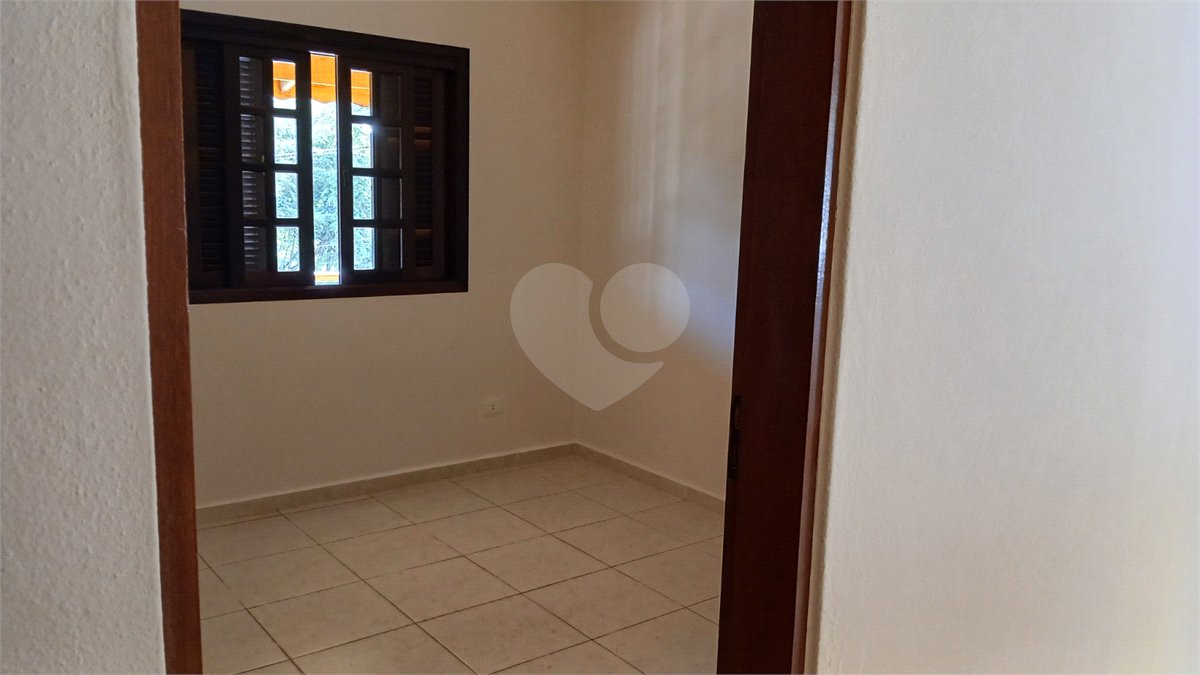 Casa em condomínio para alugar com 3 quartos, sendo 1 suíte, em Vila Petrópolis, Atibaia, SP