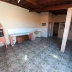 Casa térrea com 3 dormitórios, sendo 1 suíte.
