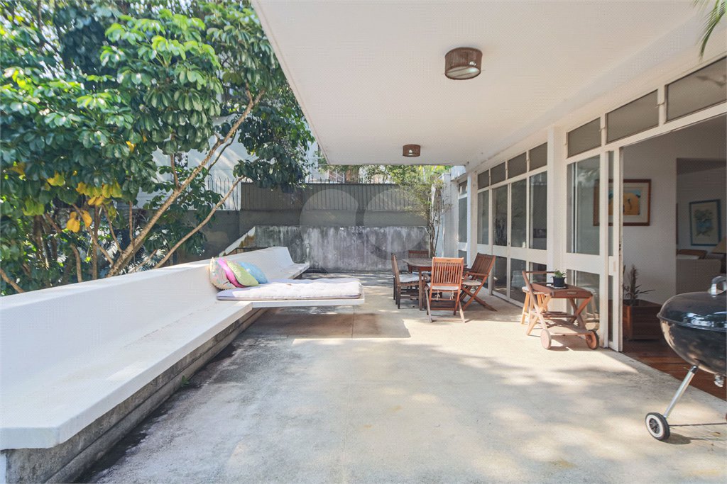 Sobrado à venda com 4 quartos, sendo 3 suítes, em Chácara Monte Alegre, São Paulo, SP