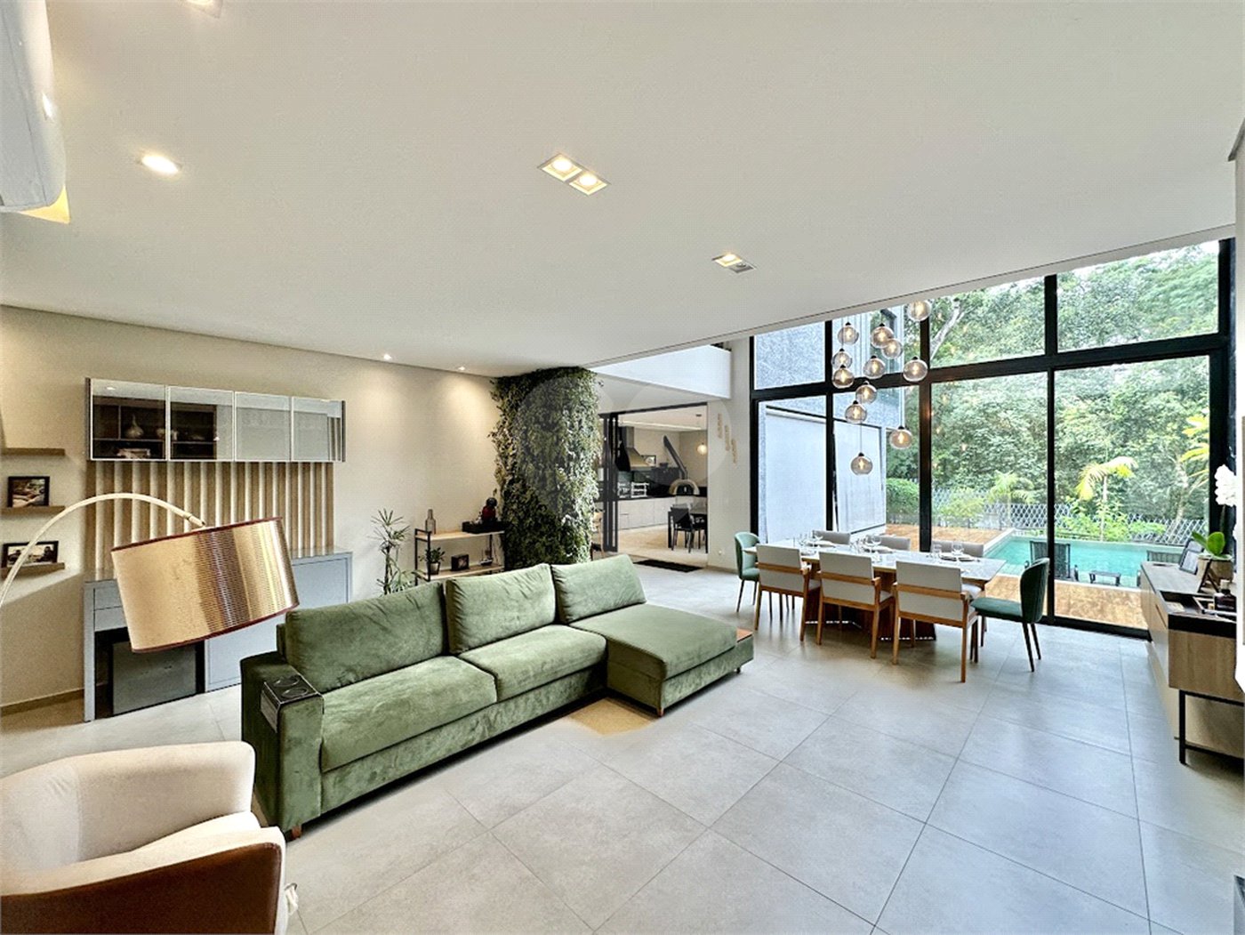 Casa à venda com 3 suítes no condomínio Reserva Santa Maria, Jandira - SP