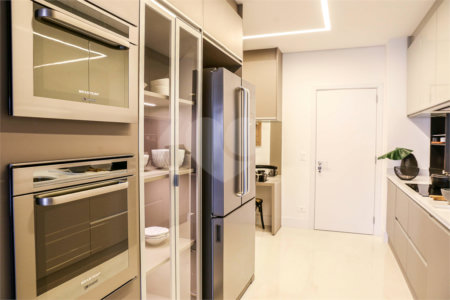 Apartamento à venda com 4 suítes em Real Parque, São Paulo, SP