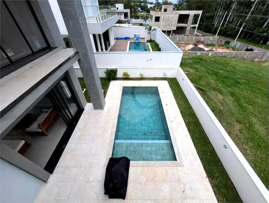 Casa à venda com 3 suítes no condomínio Ninho Verde II, Pardinho - SP