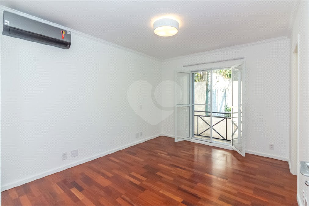 Casa à venda com 4 quartos, sendo 2 suítes, no condomínio Stephanie, São Paulo - SP