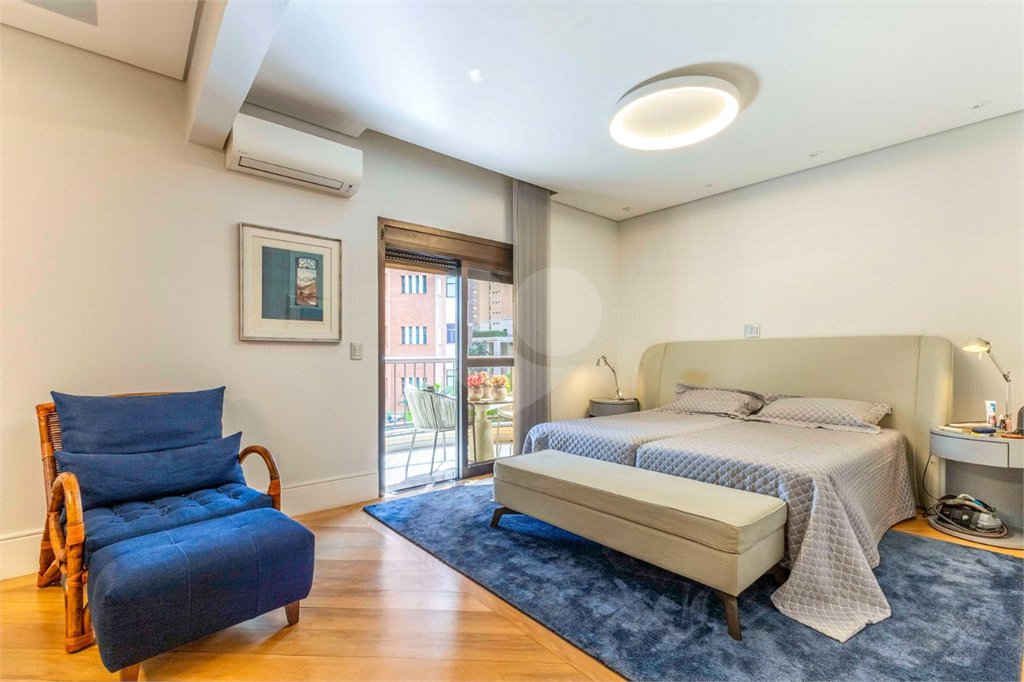 Apartamento à venda com 4 quartos, sendo 3 suítes, em Moema, São Paulo, SP